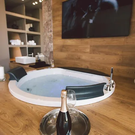 Triscele 10, Emma Villa